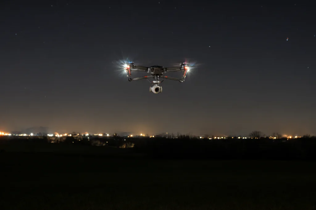 Drohne bei Nacht fliegen: Beleuchtung, Sicht und Risiken